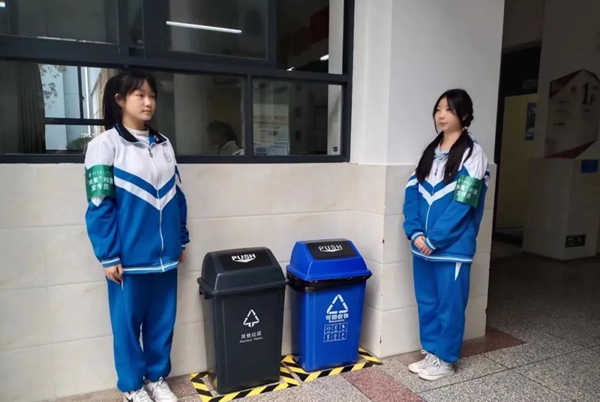 走进贵阳市第十二中学 实地探访垃圾分类落实情况。