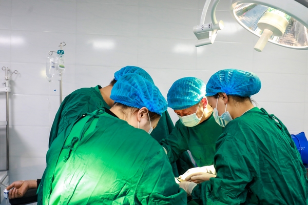 毕节市第一人民医院退休医护人员在德溪街道卫生院为患者做手术。陈曦摄