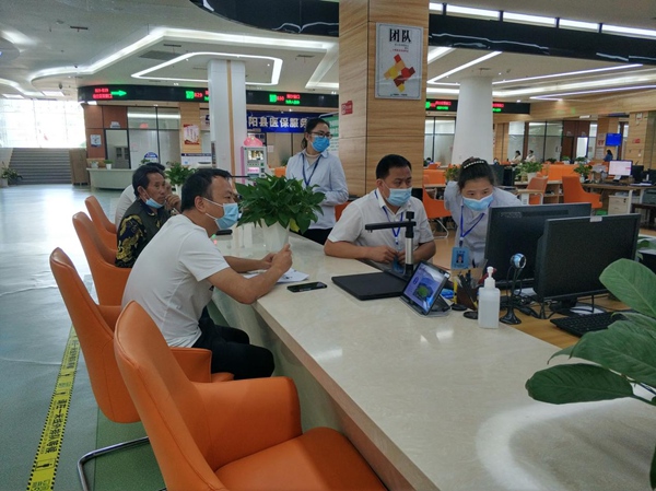 图为办事群众咨询容缺审批事项办理。