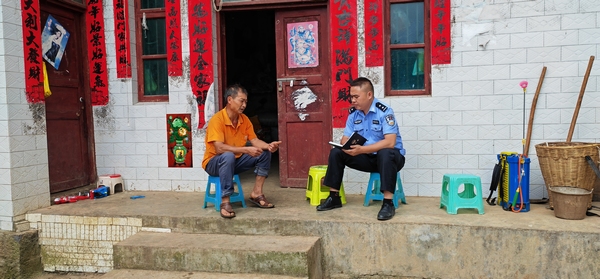 青山派出所教導員、案件辦理隊民警吳正平與村民溝通交流。