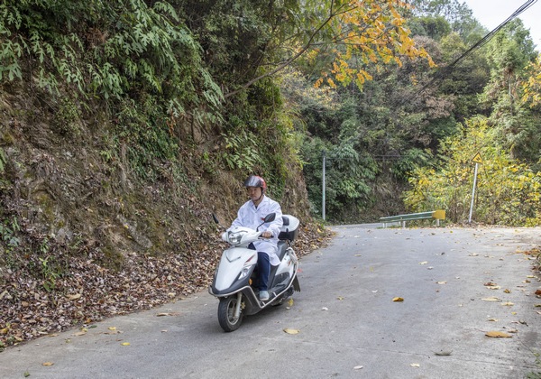 2022年11月11日，貴州省黔東南苗族侗族自治州施秉縣馬溪鄉九龍村村醫劉雲飛騎摩托去給村民看病。