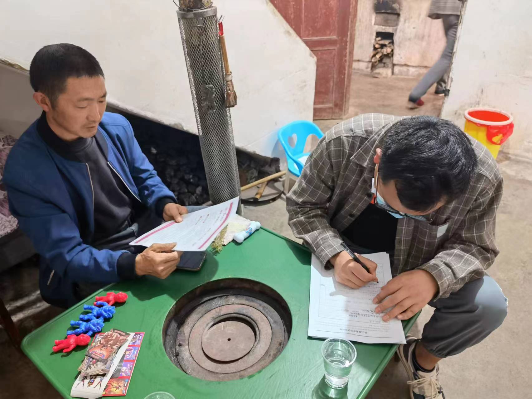包保干部走访个体工商户宣传“贵人服务”。