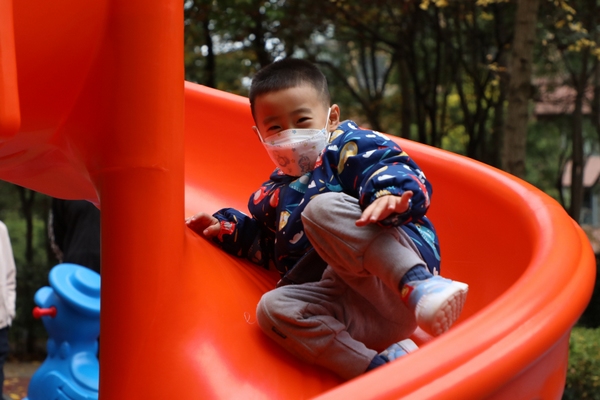 在碧潭园小区，孩子开心地玩滑梯。