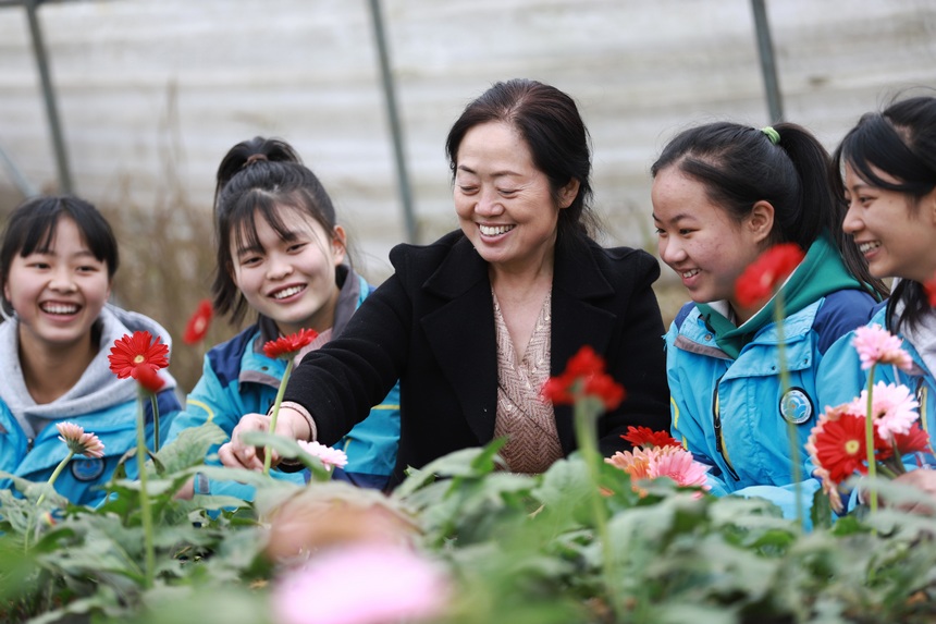 2022年11月14日，贵州省黔西市洪水镇长堰中学周雁会老师带领学生了解花卉植物的生长习性。