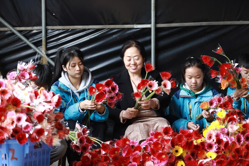 2022年11月14日，贵州省黔西市洪水镇长堰中学周雁会老师带领学生学习鲜花的择选与包装。