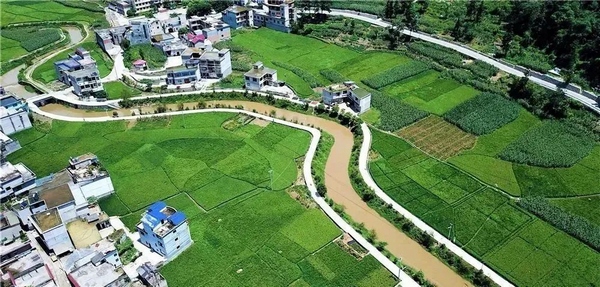 坡貢鎮凡化村。