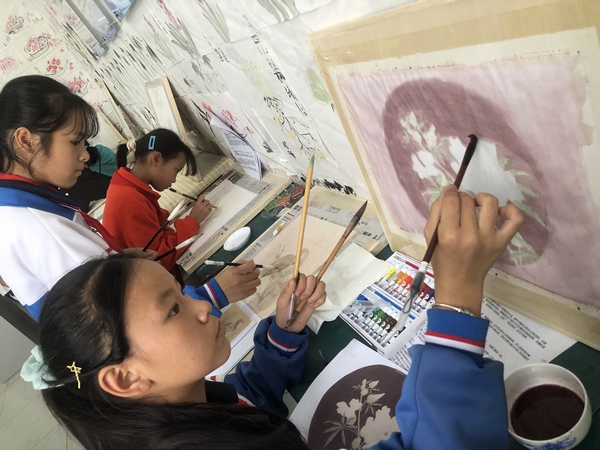 县第五小学学生江园园在学习国画。