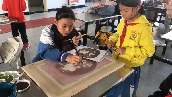 县第五小学在学习国画。