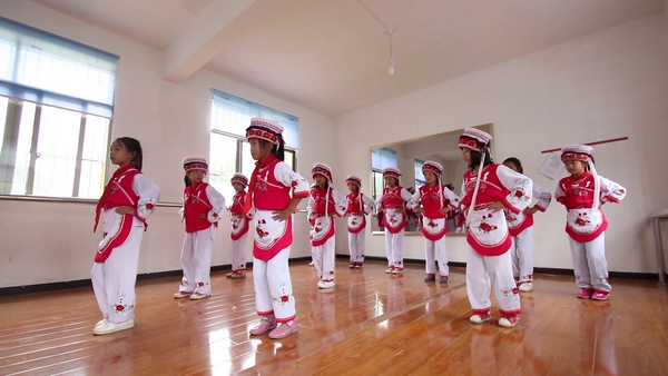 大方县核桃乡木寨小学学生白族舞蹈。