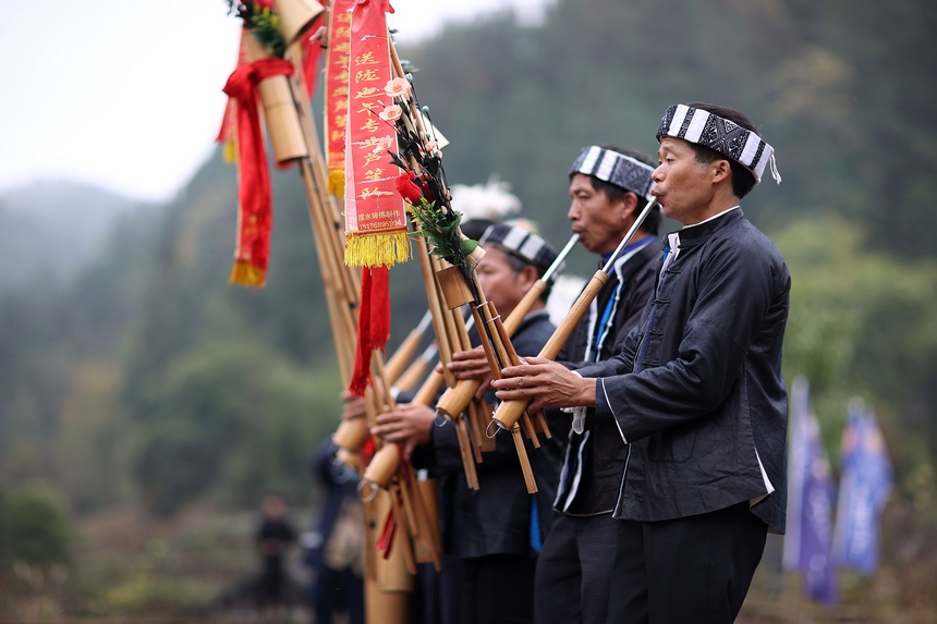 苗族村民在吹奏傳統蘆笙。黃曉海攝