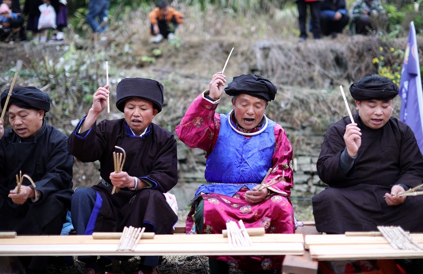 苗族村民在祭尤节活动中颂贾。黄晓海摄