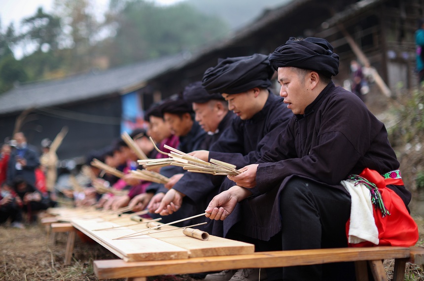 苗族村民在祭尤节活动中颂贾。黄晓海摄