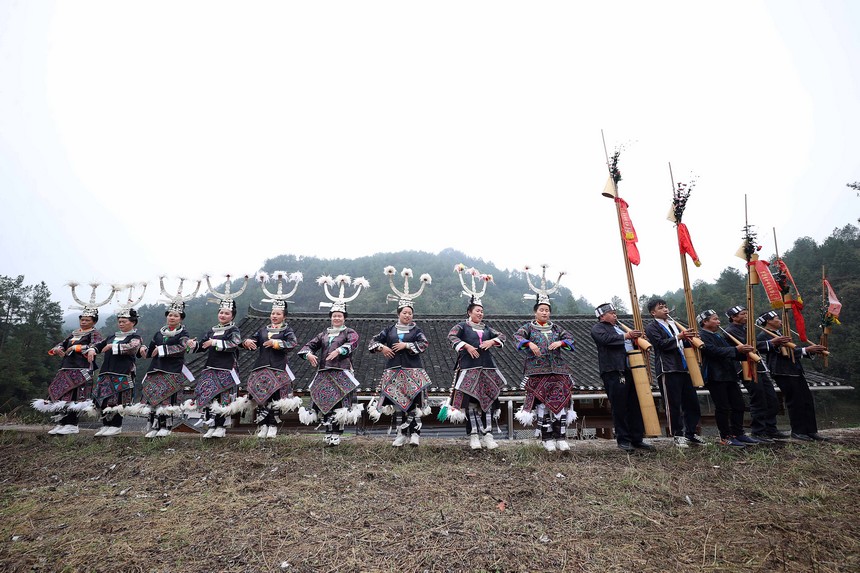 苗族村民在祭尤节活动中跳传统芦笙舞。黄晓海摄