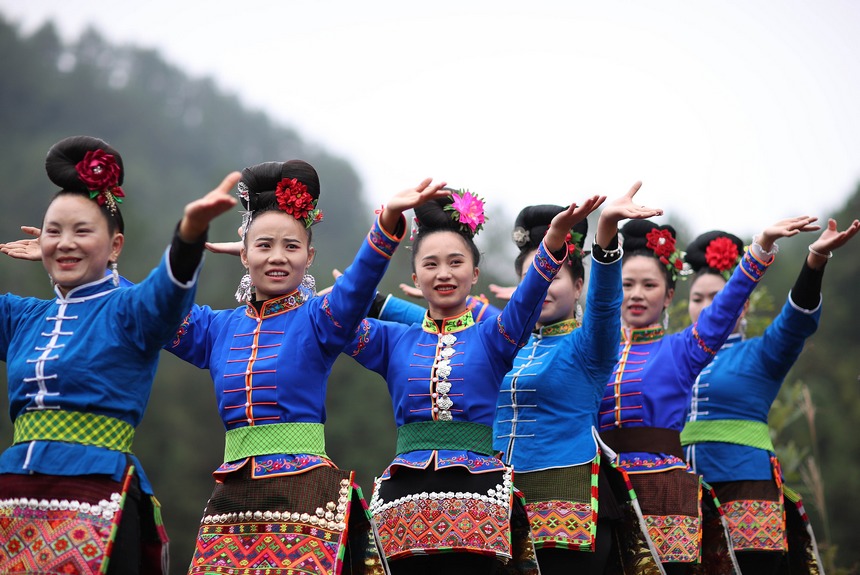 苗族村民在祭尤节活动中跳传统芦笙舞。黄晓海摄