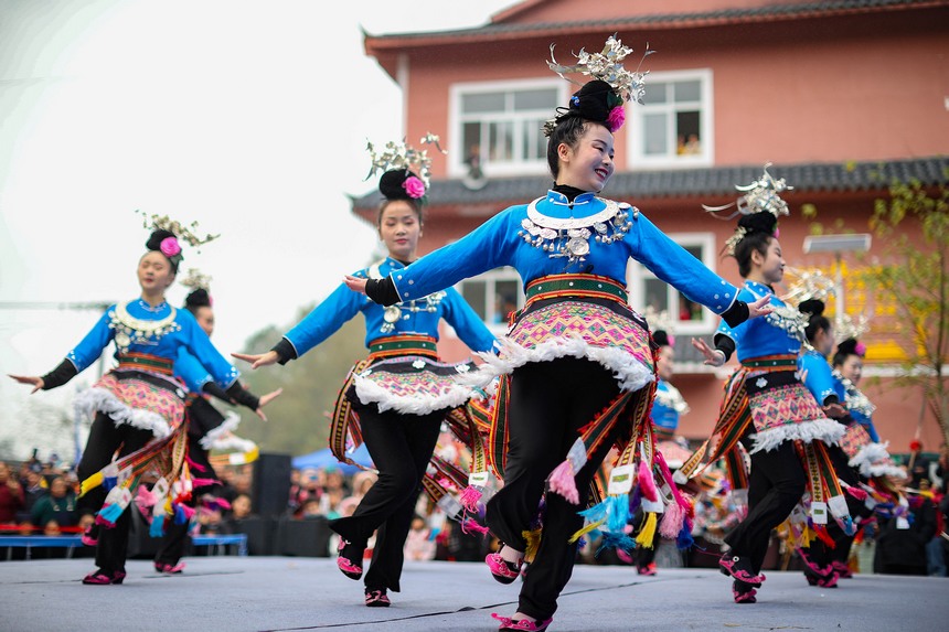 苗族村民在祭尤節活動中跳傳統蘆笙舞。黃曉海攝