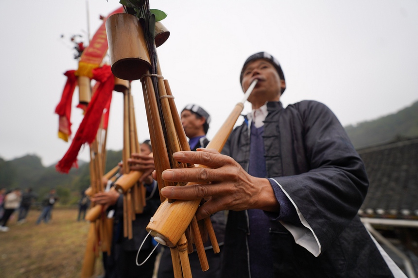 苗族村民在吹奏传统芦笙。杨武魁摄