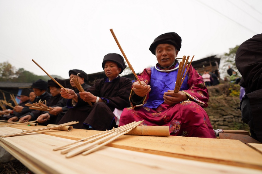 苗族村民在祭尤节活动中颂贾。杨武魁摄