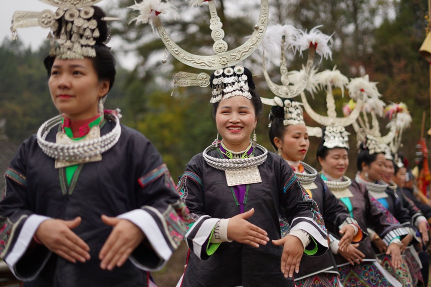 苗族村民在祭尤节活动中跳传统芦笙舞。杨武魁摄
