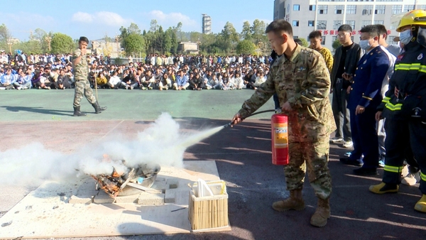 组织学生亲自动手尝试使用灭火器灭火。