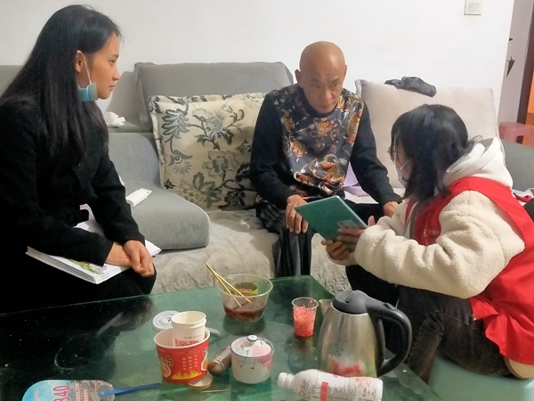 网格员入户走访。
