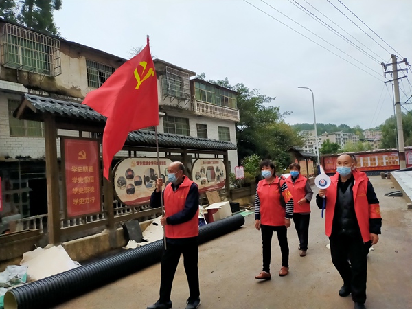 联户长开展疫情防控宣传。
