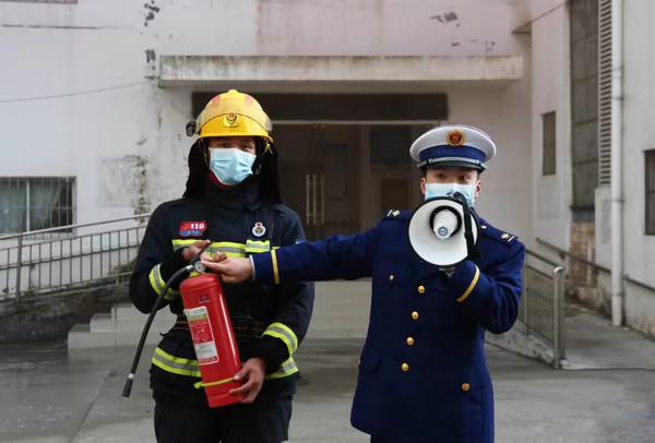 消防救援人员讲解灭火器的使用及示范。