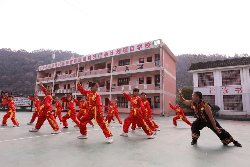 贵州省剑河县革东镇五河民族小学，教师对学生进行武术指导。