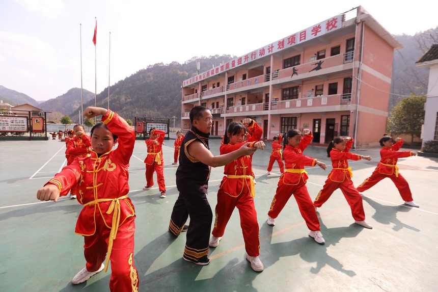 贵州省剑河县革东镇五河民族小学，教师对学生进行武术指导。