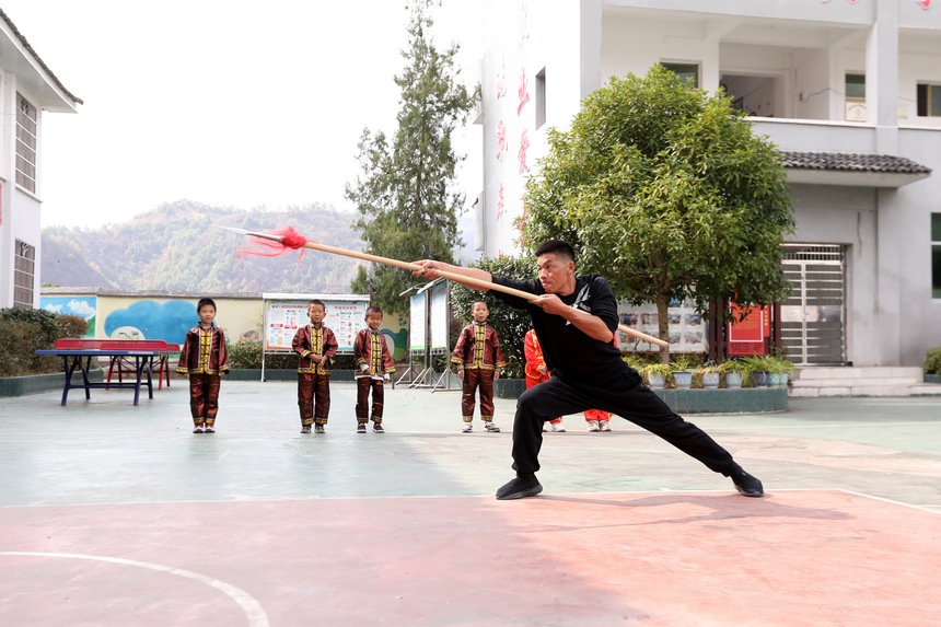 贵州省剑河县革东镇五河民族小学，教师正在向学生展示武术动作。