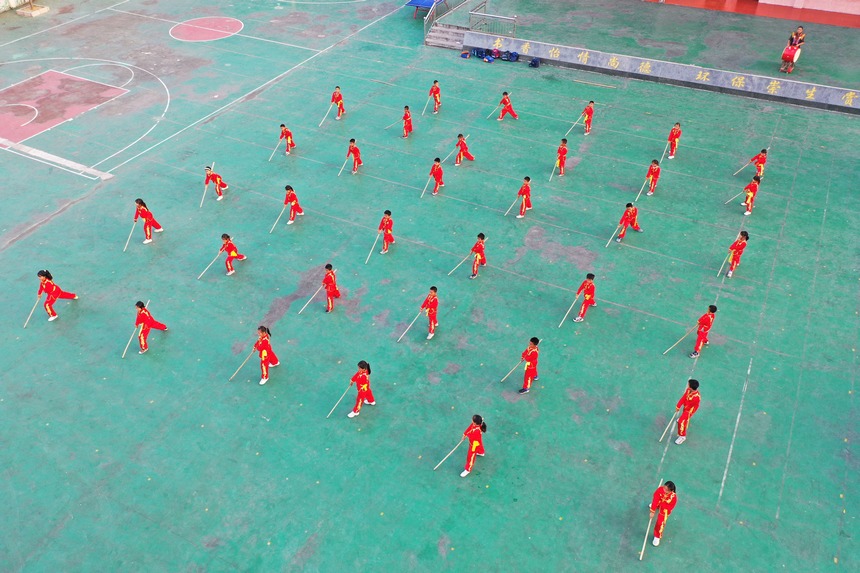 贵州省剑河县革东镇五河民族小学，学生在练习武术动作。