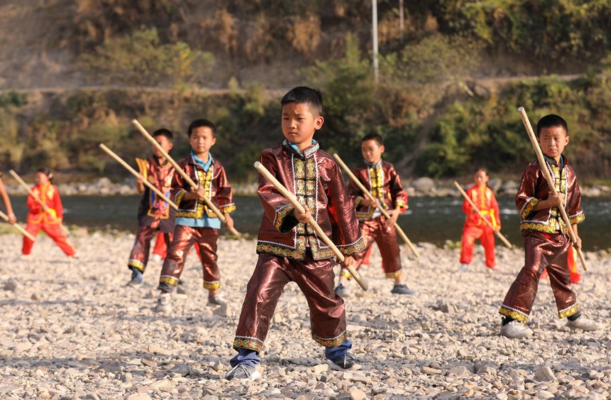 贵州省剑河县革东镇五河民族小学，学生在练习武术动作。 