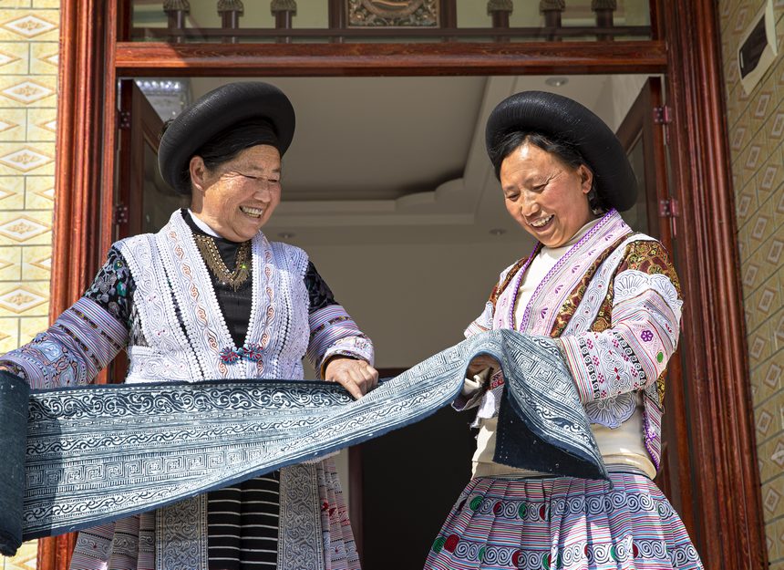 2022年11月20日，贵州省黔西市观音洞镇熊洞村八组，苗族妇女交流制作完成的蜡染作品。