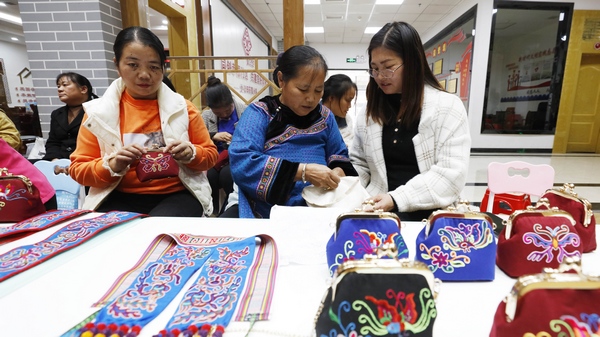 刺绣培训进社区 “绣”出美丽新生活。