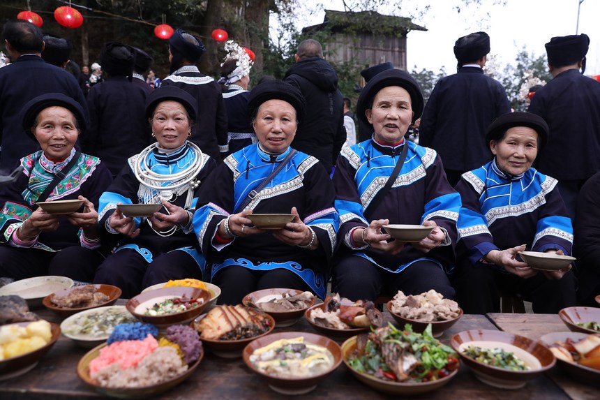 侗族群众正在吃团圆饭。吴昌连摄