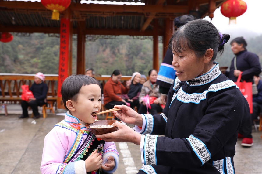 侗族群众正在品尝油茶。吴昌连摄