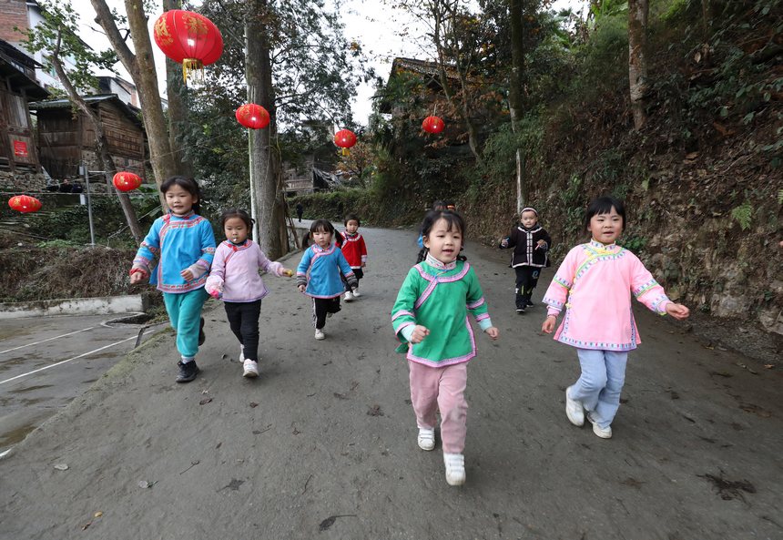 孩子们身着侗族服饰参加侗年活动。刘梦摄