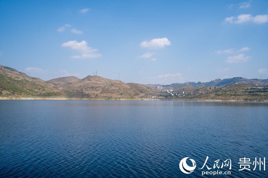 黔中平寨水库风景。人民网记者 涂敏摄