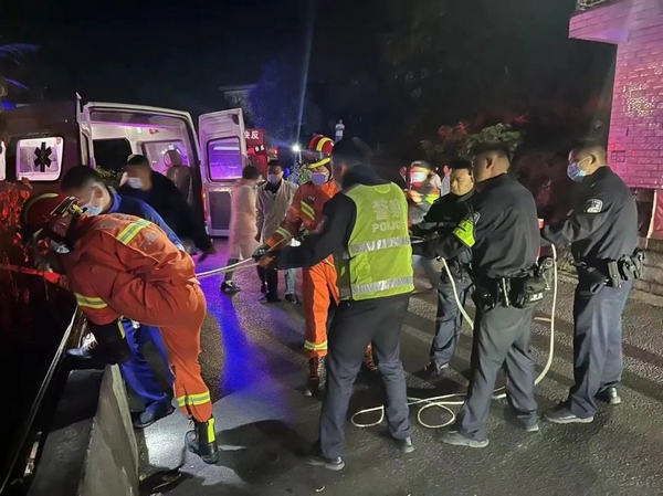 5.水城区公安局发耳派出所与消防应急救援人员在发耳辖区成功救助一名驾驶三轮摩托车侧翻到桥下的群众。