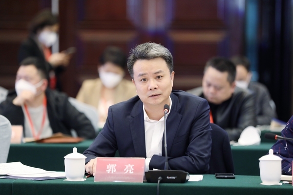 金东投资集团总裁办公会成员、珍酒酒业总经理郭亮作交流发言。