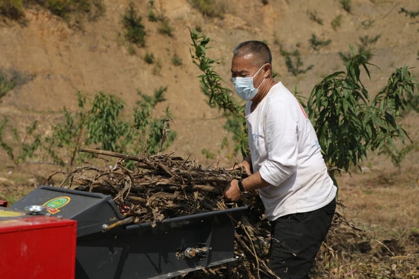 百花湖鎮村民使用秸稈粉碎機粉碎秸稈。