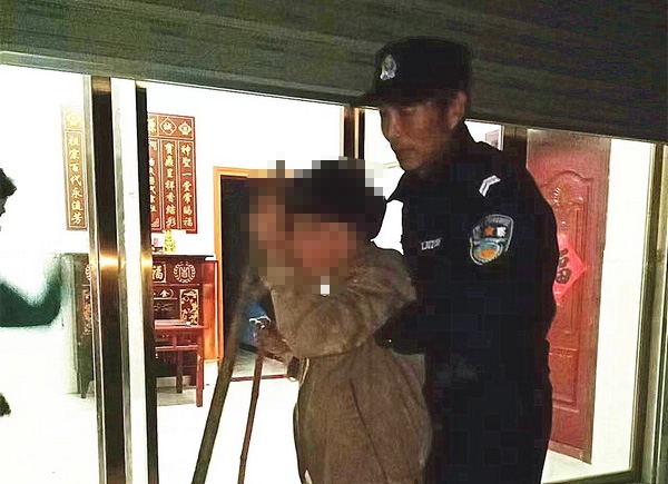 历时一个多小时半夜将老人背回了家。
