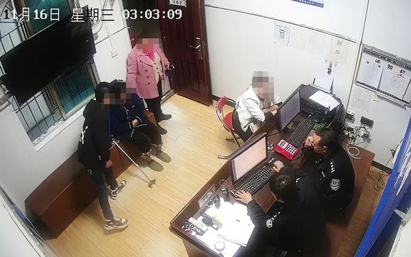 深夜走失的老人找到了家。