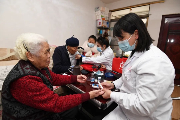 家庭医生上门为老人进行健康检查。