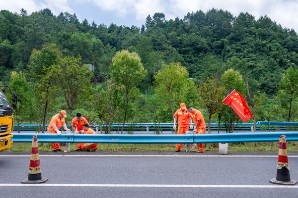 維修護欄。