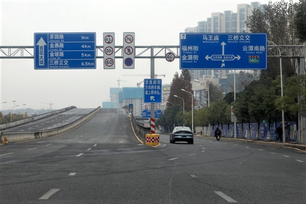车辆从金阳南路由北向南行驶，桥上桥下均可掉头。