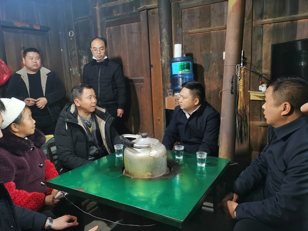 石阡县委常委、组织部部长到聚凤乡发放党内关怀基金。