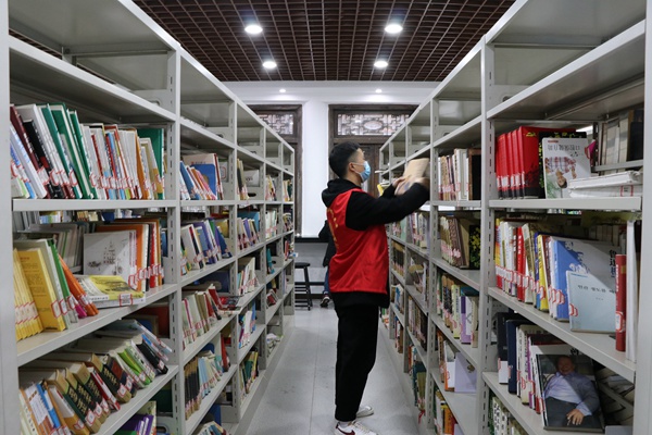 七星关区图书馆城市书房志愿者正在整理书籍 李金苗 摄