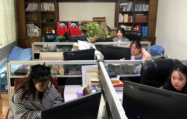 10銅仁日報社新媒體編輯正在后台編輯稿件。