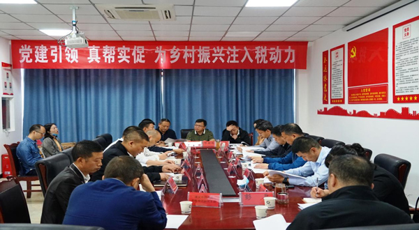 贵州省税务局党委委员、副局长刘辉在八一社区组织召开座谈会。