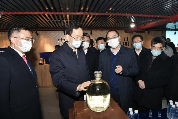 参观封坛酒库。